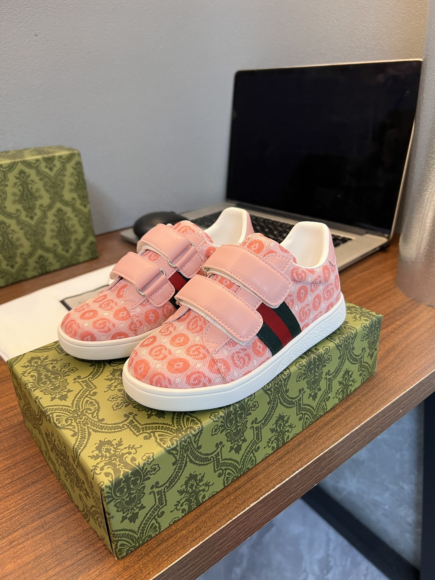 Children's shoes child
